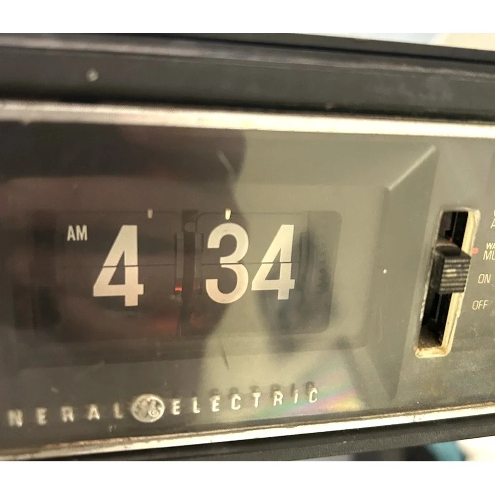 Vintage General Electric GE 7-4300F Flip Alarm Clock Radio CLOCK DOESN'T WORK